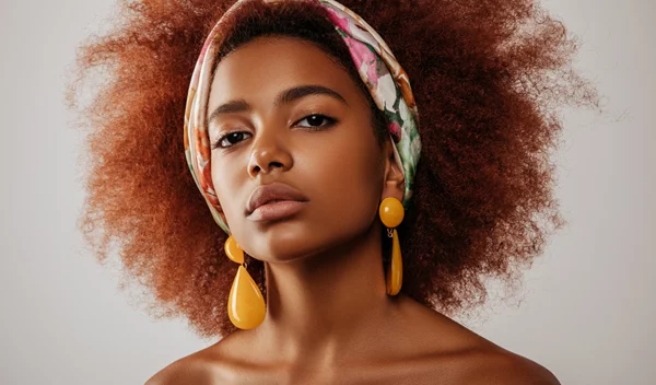 3 ευρηματικοί τρόποι για να φορέσεις το μαντήλι στα μαλλιά σου με στιλ το καλοκαίρι