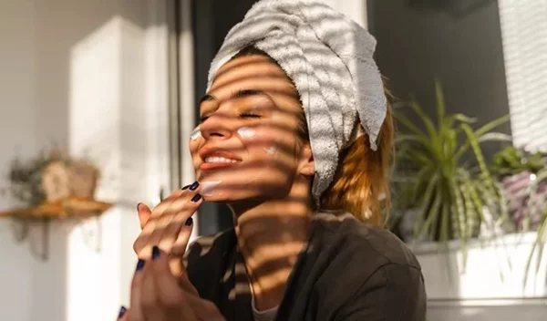 Αυτό το serum με βιταμίνη C κοστίζει λιγότερο από 7 ευρώ και κάνει την επιδερμίδα "όνειρο"