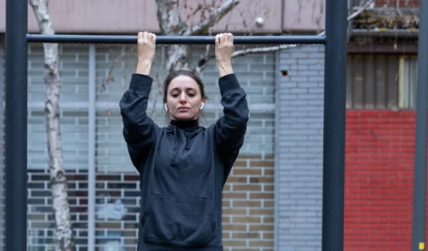 Θες πιο σταθερό κορμό; Δούλεψε τους γοφούς με 3 κινήσεις που "κλειδώνουν" την ισορροπία