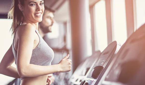 Διάδρομος: Πόσο γρήγορα πρέπει να περπατάς για να αδυνατίσεις;