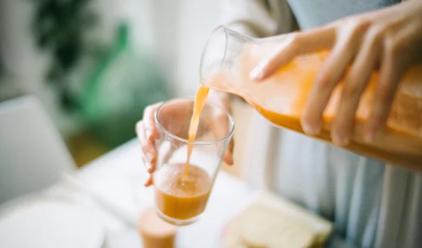 Τι θα συμβεί στο σώμα σου αν πίνεις φρέσκο χυμό πορτοκάλι κάθε μέρα;