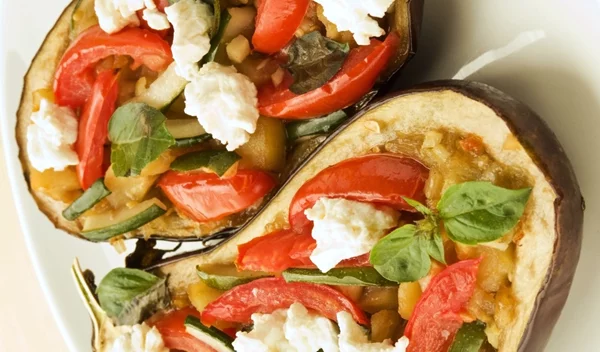 Μελιτζάνες παπουτσάκια στην πιο μεσογειακή τους εκδοχή - με λιγότερες από 400 θερμίδες