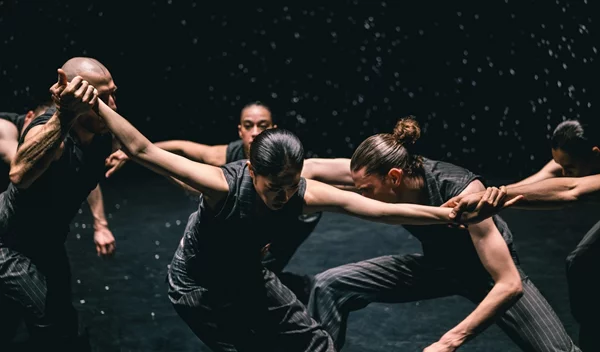 Nederlands Dans Theater: Η κορυφαία ομάδα σύγχρονου χορού επιστρέφει στο Μέγαρο με ένα υπέροχο χορευτικό τρίπτυχο