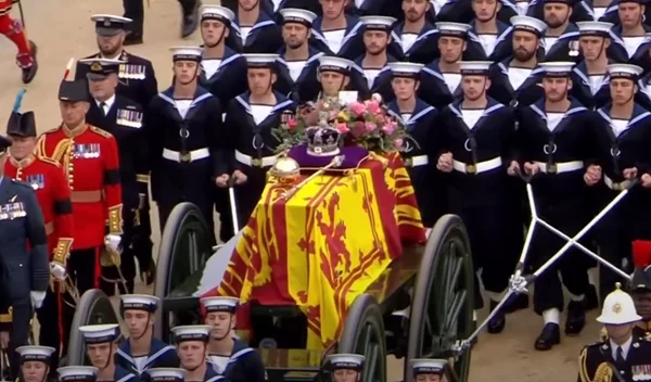 Στην κηδεία της Ελισάβετ η πριγκίπισσα Σαρλότ και ο πρίγκιπας Τζορτζ: Τι λέει η ειδικός για το αν "πρέπει" να παίρνουμε τα παιδιά σε κηδεία