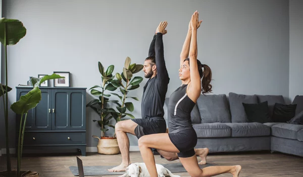 Γιόγκα για δύο άτομα: Σμίλεψε το σώμα σου από την κορυφή ως τα νύχια με partner yoga (δες πώς!)