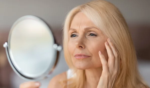 Μακιγιάζ στα μάτια μετά τα 50: Οι συμβουλές που αξίζει να ακολουθήσεις για ανάλαφρα looks που καμουφλάρουν τις ρυτίδες