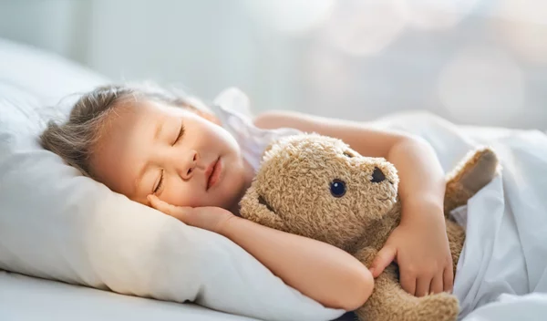 Ύπνος στις διακοπές: Συμβουλές για να μη βγει το παιδί από τη ρουτίνα ύπνου του και να είναι ξεκούραστο