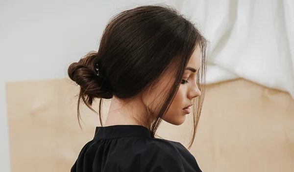 To εύκολο χτένισμα που έχει facelift εφέ