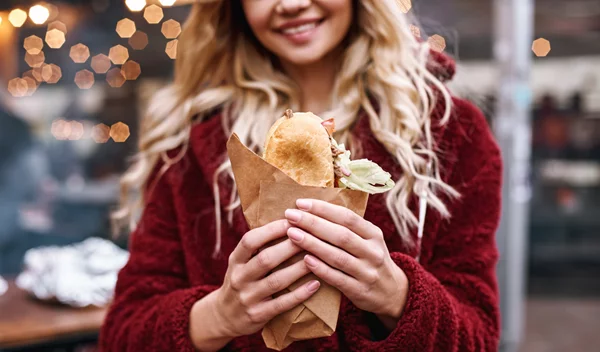 Μπορείς να τρως junk food ενώ προσέχεις τη διατροφή σου;