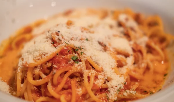 Η λαδομακαρονάδα του καλοκαιριού: με ωμή ντομάτα, σκόρδο και φέτα βαρέλι