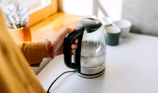 Καθάρισε πανεύκολα τον βραστήρα από τα άλατα με 1 μόνο υλικό!