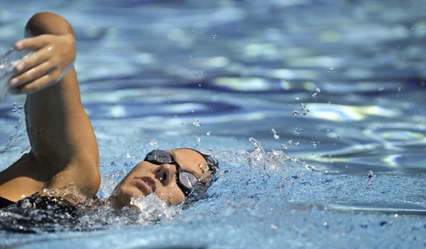 Αγκώνας του κολυμβητή: Γιατί πονά ο αγκώνας σου στο κολύμπι;