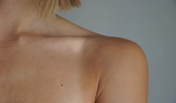 Ρυτίδες στον λαιμό; Ο απόλυτος οδηγός για tech neck και τη σύγχρονη περιποίηση της περιοχής