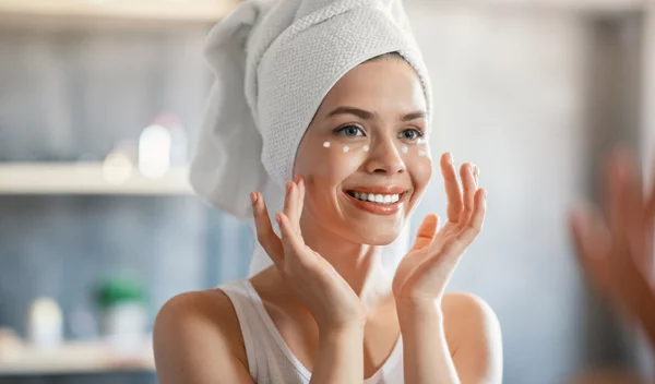 Αυτή η κρέμα ματιών με βιταμίνη C κοστίζει λιγότερο από 12 ευρώ και φωτίζει το βλέμμα