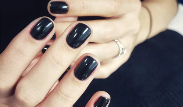 Το χρώμα στα νύχια που θα αντικαταστήσει το μαύρο φέτος