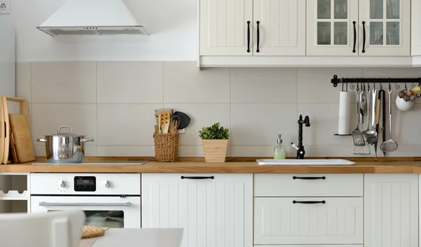 "Δισεκατομμύρια και τρισεκατομμύρια βακτήρια": Το αντικείμενο που πρέπει να απαγορευτεί από την κουζίνα μας, σύμφωνα με ειδικό