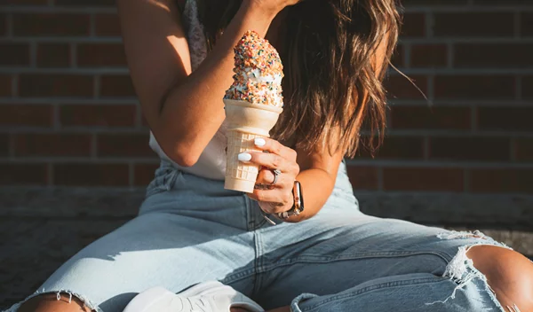 Φαγητό λόγω στρες: Οι 3 κινήσεις για να μην παίρνεις βάρος από το τσιμπολόγημα