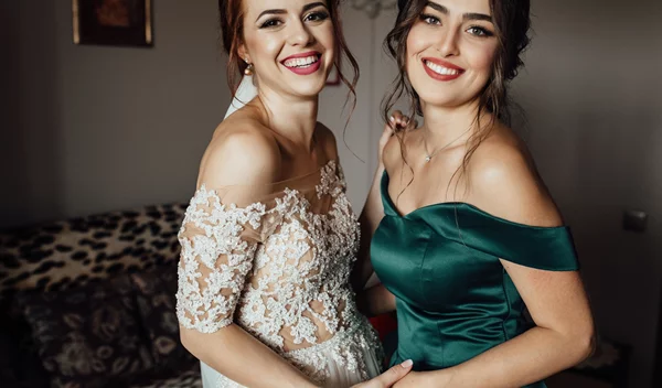 Είσαι κουμπάρα σε γάμο; Μην κάνεις αυτό το λάθος στο outfit σου