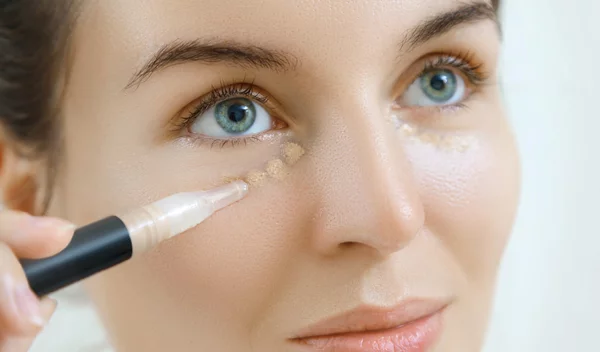 Το viral TikTok tip για την εφαρμογή του concealer που θα αλλάξει τον τρόπο που κάνεις το μακιγιάζ σου