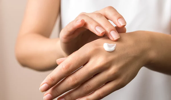 Πέντε τρόποι για πιο όμορφα χέρια ακόμα και χωρίς μανικιούρ