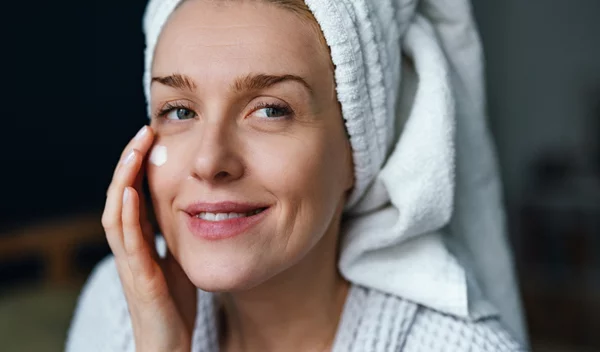 7 νέες αντιγηραντικές κρέμες προσώπου, ιδανικές για γυναίκες άνω των 50