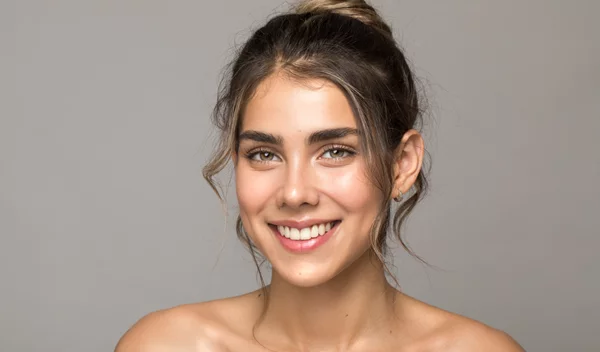 Ενυδάτωση: To κλειδί για μια νεανική, λαμπερή επιδερμίδα