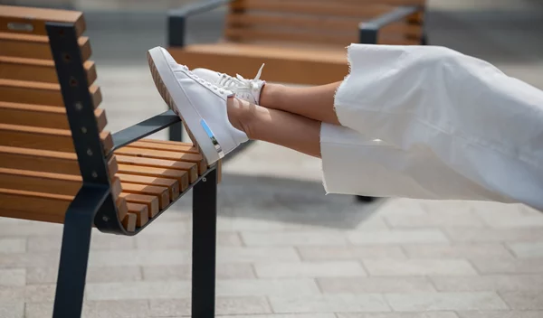 Capri pants: Πώς θα φορέσεις με στιλ το δημοφιλές trend της Άνοιξης 2024