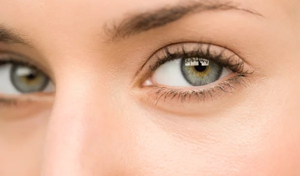 Ελιά στο μάτι: τι είναι και πότε πρέπει να αφαιρείται ο σπίλος