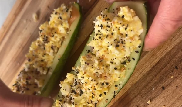 Σούπερ πρωτεΐνικές "βάρκες" αγγουριού: Ένα λαχταριστκό και ελαφρύ σνακ