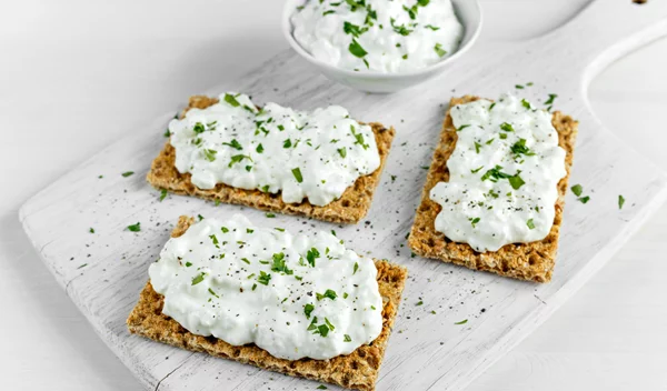 Σνακ πριν τον ύπνο: 3 κανόνες για να σε ωφελήσει το τσιμπολόγημα πριν κοιμηθείς