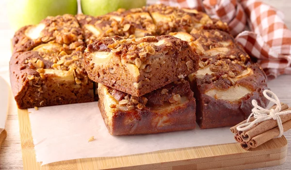 Το εύκολο κέικ μηλόπιτα που δεν θα αντέξει πάνω από μέρα - με ελάχιστη ζάχαρη και όλο γεύση