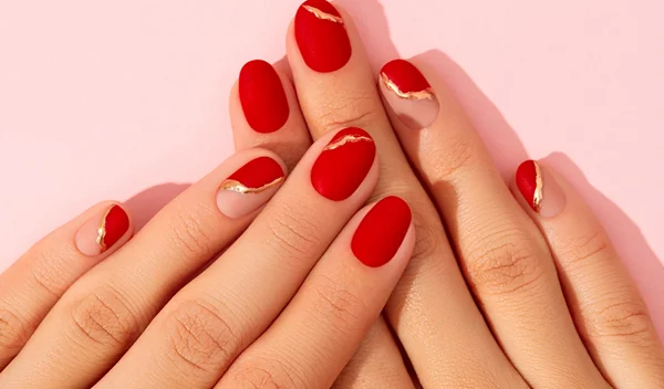 5 γιορτινά μανικιούρ για να λάμψεις φέτος τα Χριστούγεννα