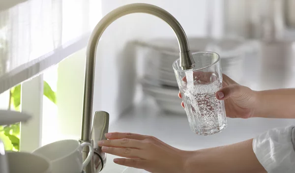 Αυτός είναι ο απλός τρόπος για να βγάλεις τα μικροπλαστικά από το νερό σου