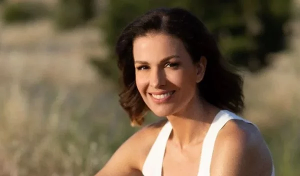 H Τζίνα Αλιμόνου προτείνει μια DIY συνταγή για βελτίωση της όψης των ρυτίδων στην περιοχή των ματιών