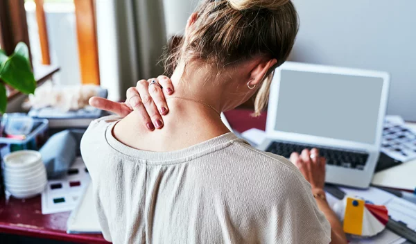 Ξύπνησες με πιάσιμο στον αυχένα; Σε τι οφείλεται και τι μπορείς να κάνεις