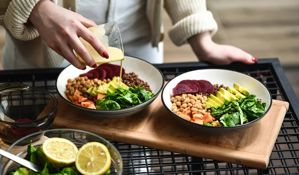 Έλλειμμα θερμίδων: Τι είναι και πώς να το πετύχεις με υγιεινό τρόπο