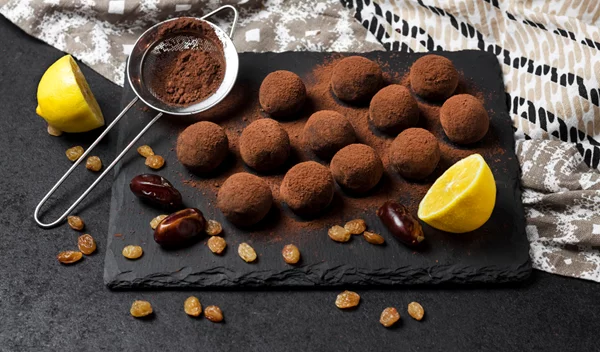 Σοκολατένιες μπάλες ενέργειας με άρωμα λεμονιού