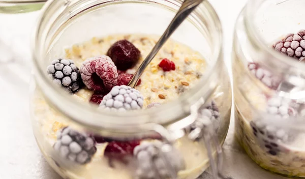 Overnight oats: Το απόλυτο πρωινό της υγιεινής διατροφής χωρίς κόπο