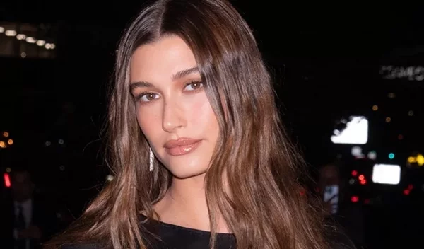 7 άκρως κολακευτικές καφέ mascaras που σίγουρα θα ενέκρινε η Hailey Bieber