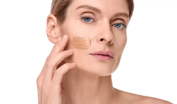 5 λεπτόρρευστα foundations για το καλοκαίρι που δεν βαραίνουν την επιδερμίδα