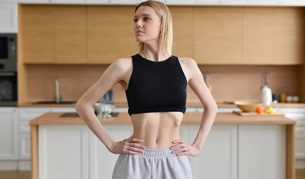 Ρουφάς συνέχεια την κοιλιά σου; Το επικίνδυνο λάθος που οδηγεί στο "σύνδρομο της κλεψύδρας"