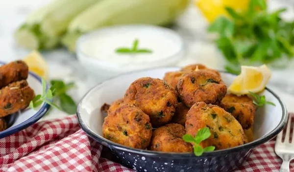 Ο απόλυτος μεζές του καλοκαιριού: Οι πιο εύκολοι και yummy κολοκυθοκεφτέδες της Αργυρώς Μπαρμπαρίγου