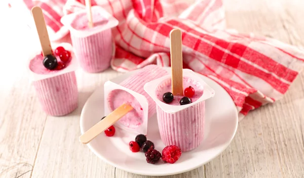 Συνταγή για frozen yogurt με γεύση raspberry: μόνο με 4 υλικά