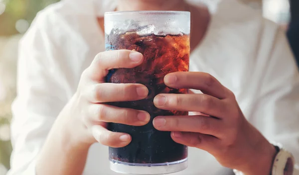 Έχεις λιγούρα για αναψυκτικό με ανθρακικό; Μάλλον έχεις έλλειψη αυτού του βασικού στοιχείου από τον οργανισμό σου