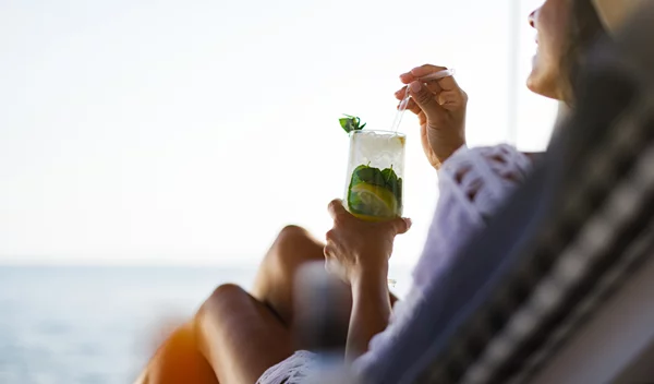 Γαστρεντερίτιδα στις διακοπές: Πώς θα την αποφύγεις και πώς θα περάσει πιο γρήγορα