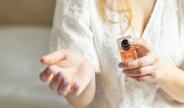 Κάναμε την έρευνά μας: Αυτά είναι τα 7 αρώματα που γεμίζουν τις γυναίκες με κομπλιμέντα