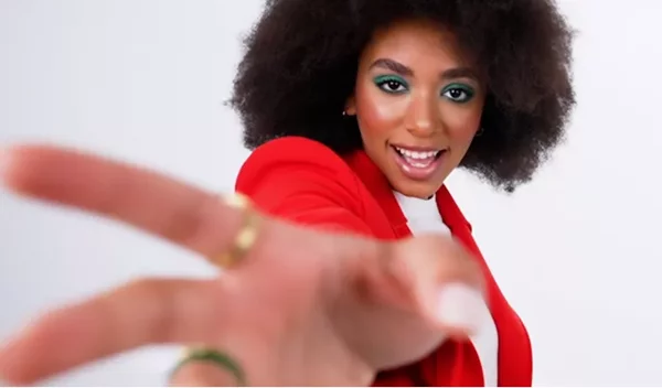 Η Αγάπη Μπρουκς μιλά για τις στιγμές που ένιωσε ότι η ομορφιά έχει χώρο για όλους