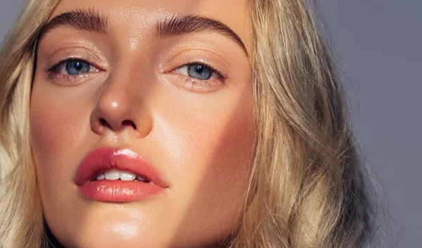 Το μυστικό των beauty editors στο μακιγιάζ για εφέ λίφτινγκ