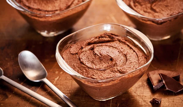 Μους σοκολάτα χωρίς ζάχαρη, με γιαούρτι αντί για σαντιγί - Πανεύκολη και πεντανόστιμη