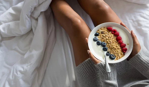 Κοιμήσου "σαν πουλάκι": 7 τροφές που φέρνουν ύπνο γλυκό + 4 που γίνονται "εφιάλτης"